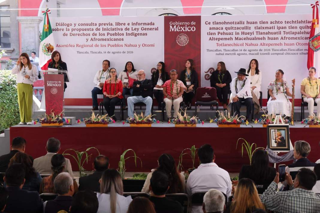 Autoridades durante consulta indígena en Tlaxcala.