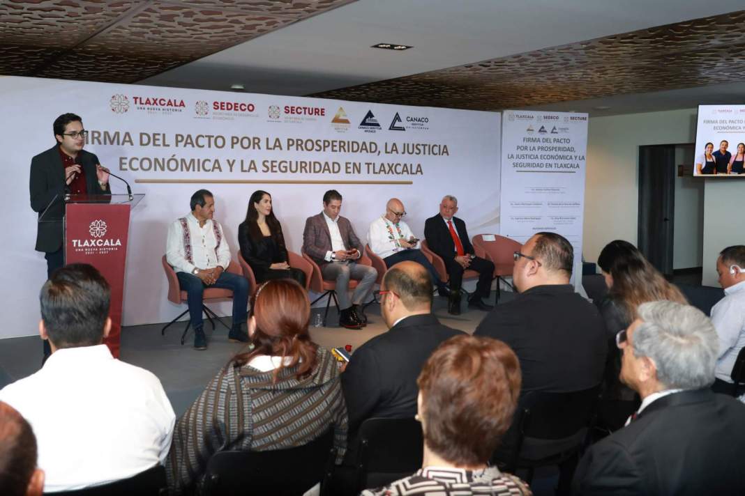 Autoridades y empresarios durante la firma del pacto en Huamantla.
