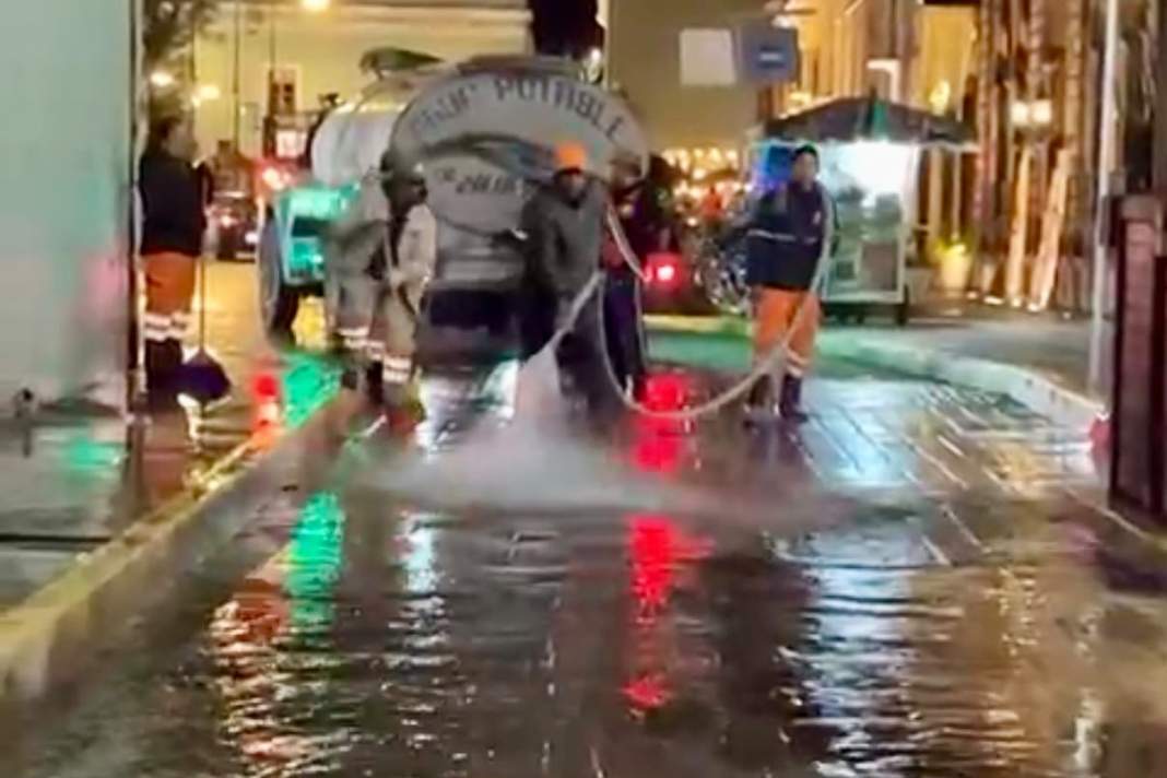 Personal municipal realiza trabajos de limpieza tras las lluvias en Tlaxcala.