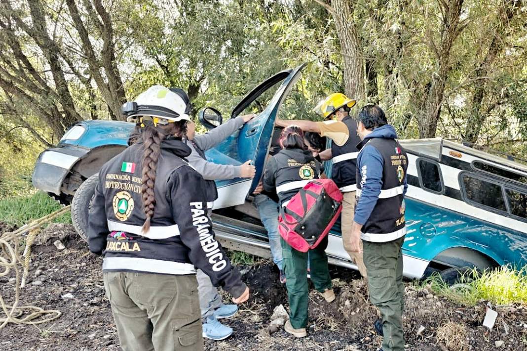 Camioneta verde cerca de un río en San Esteban Tizatlán