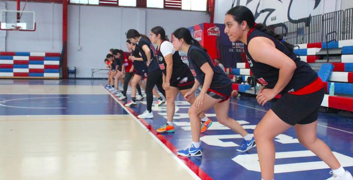 Jugadoras de UMAD entrenan para la nueva temporada de básquetbol