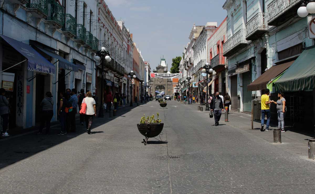 Aplican 40 multas a automovilistas por invadir la calle semi peatonal 6 Oriente