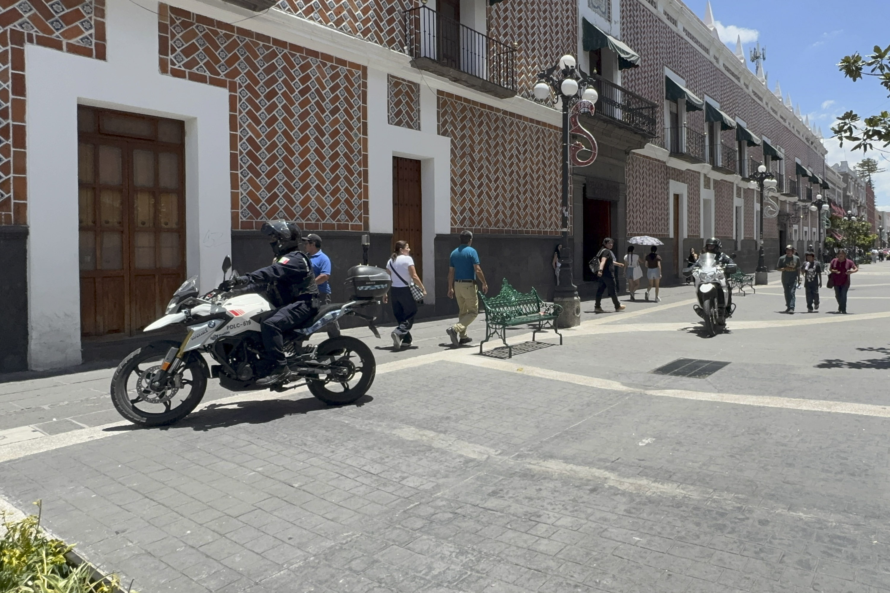 Aseguran a pareja tras altercado al interior de la Catedral de Puebla