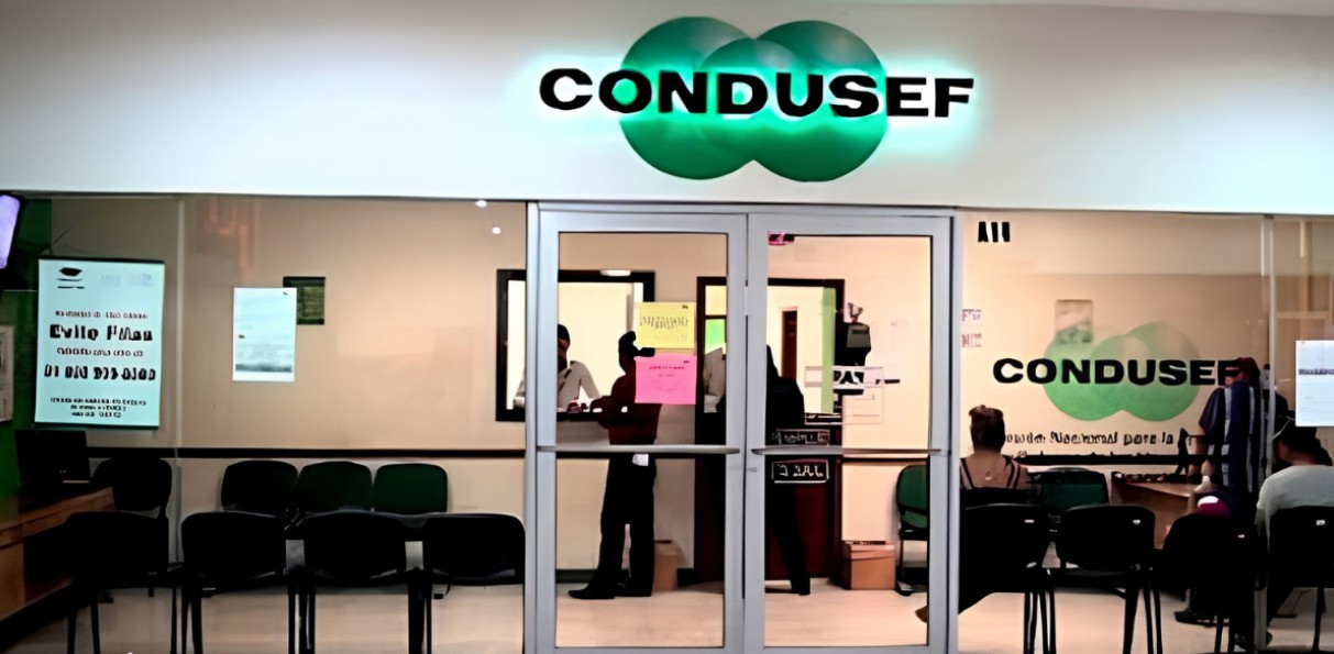 Persona revisando un cargo no reconocido en su cuenta bancaria.