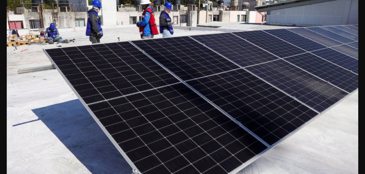 Paneles solares instalados en oficinas de la SEP en Puebla.
