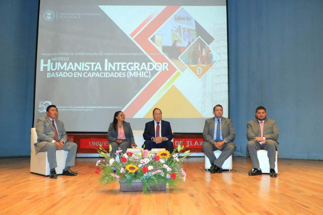 Rector de la UATx durante encuentro universitario
