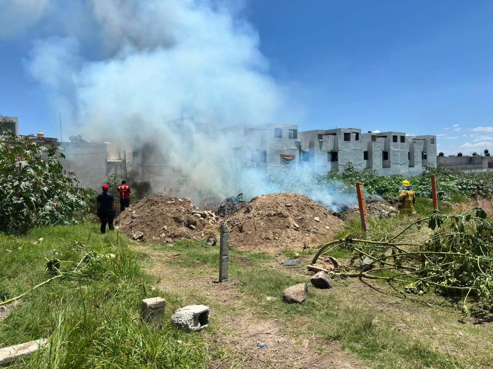 Bomberos sofocan incendio de residuos en lote baldío junto al Periférico Ecológico