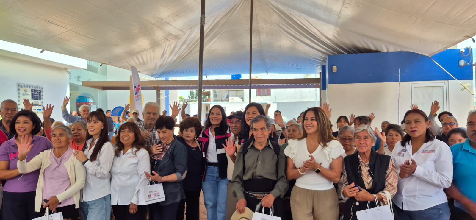 Entrega Guadalupe Cuautle aparatos auditivos a 57 personas en San Andrés Cholula