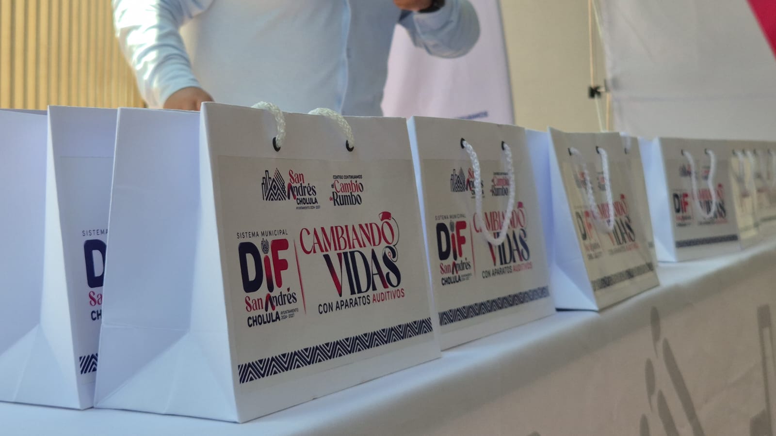 Entrega Guadalupe Cuautle aparatos auditivos a 57 personas en San Andrés Cholula