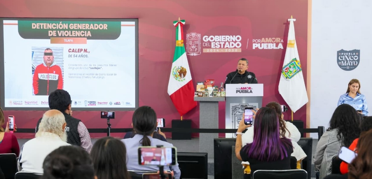 Autoridades de seguridad de Puebla durante una conferencia.