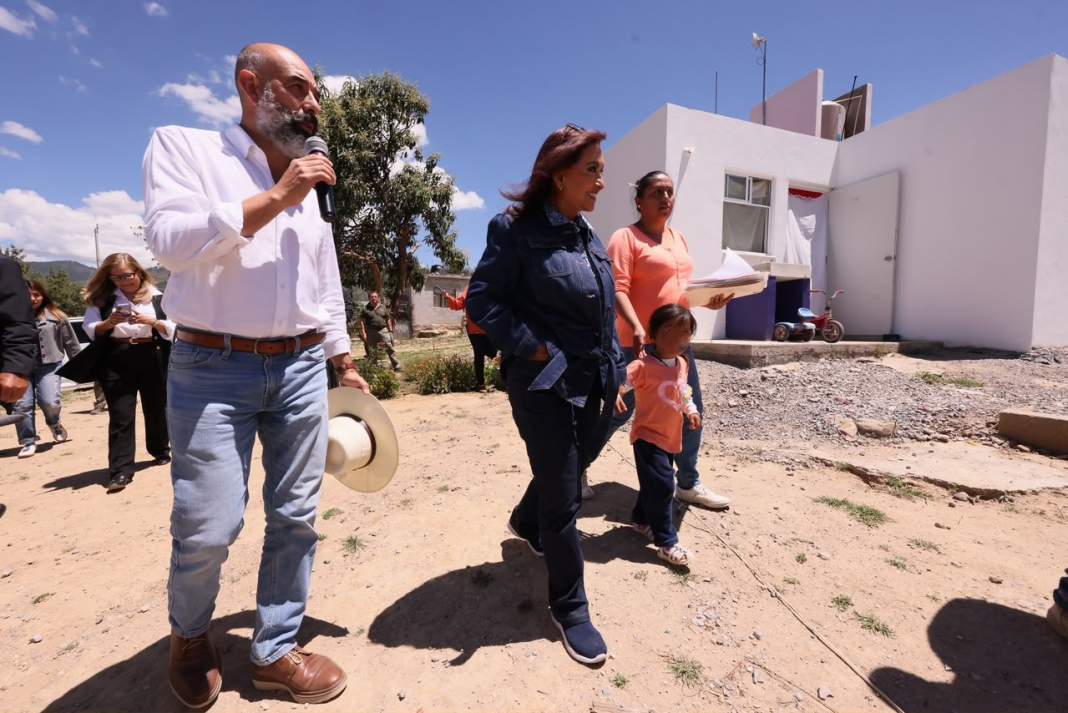 Lorena Cuéllar entrega apoyos de vivienda en Atltzayanca.