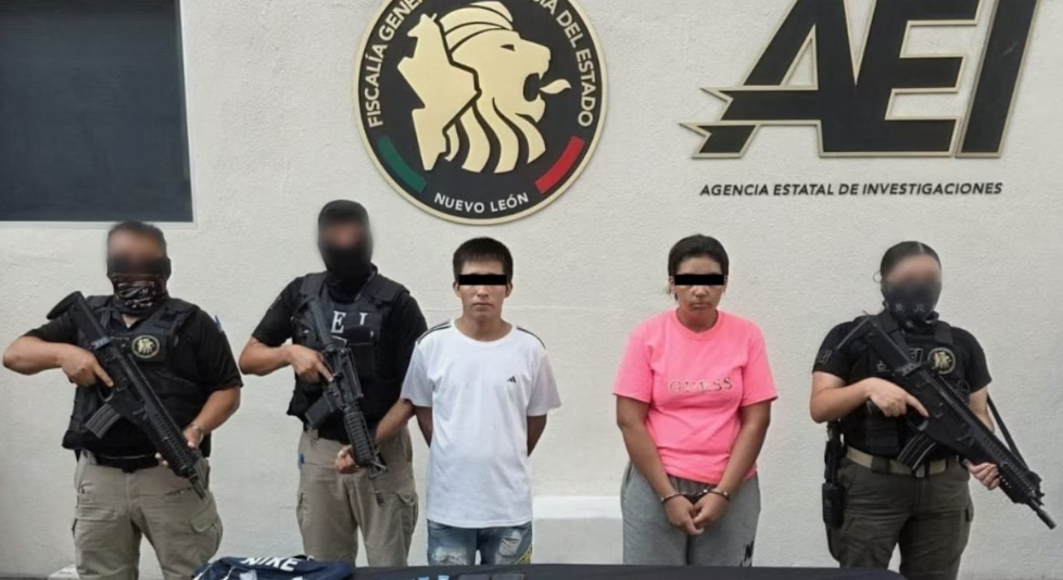 Detienen en Nuevo León a la madre y el padrastro de una niña de 2 años investigados por su presunta participación en un feminicidio.