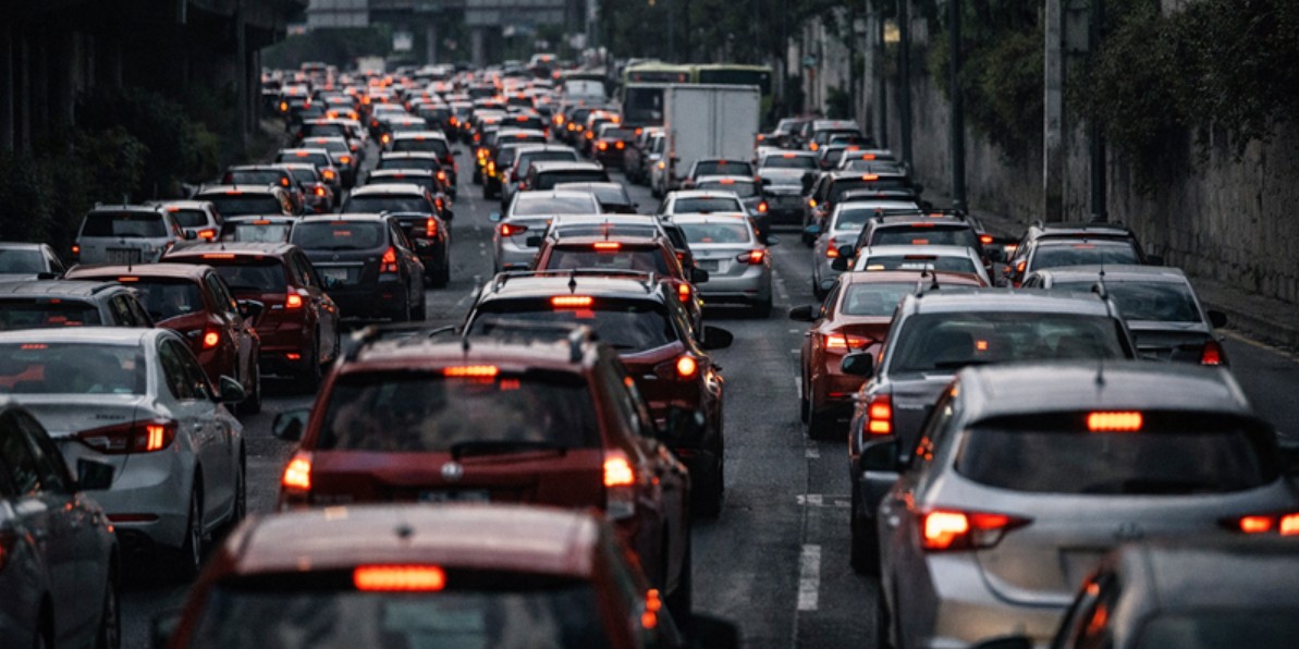 Autos circulando en una avenida de la Ciudad de México.