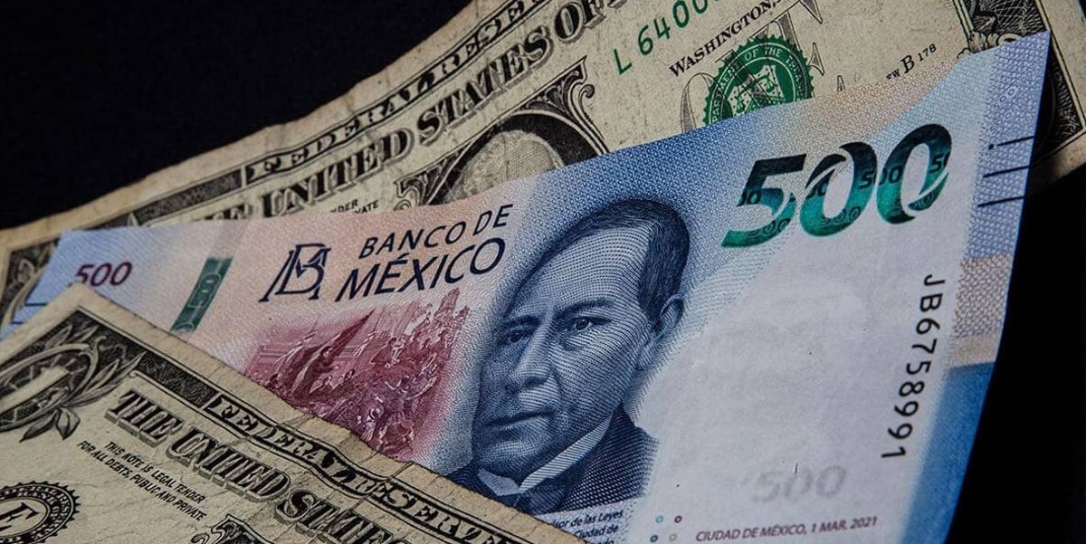 Billetes de dólares y pesos mexicanos sobre una mesa.