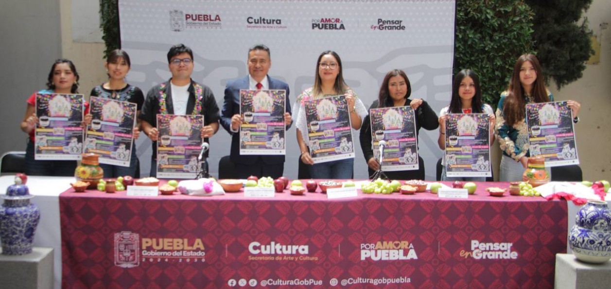 Escenario principal de la Feria de Coronango con asistentes durante una presentación musical.