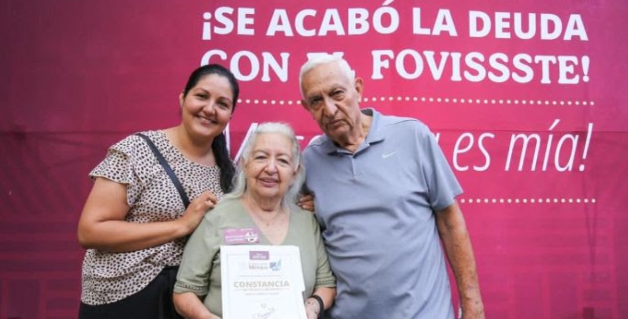 Autoridades durante la firma del convenio del FOVISSSTE en Morelia