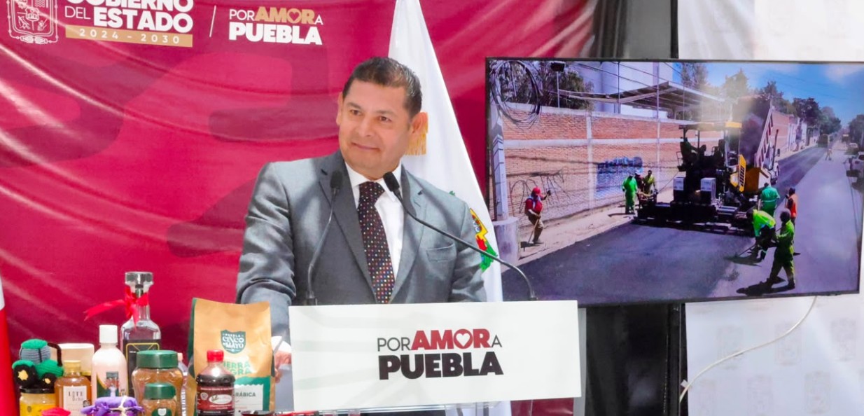 Maquinaria trabaja en la pavimentación de una vialidad en Puebla.
