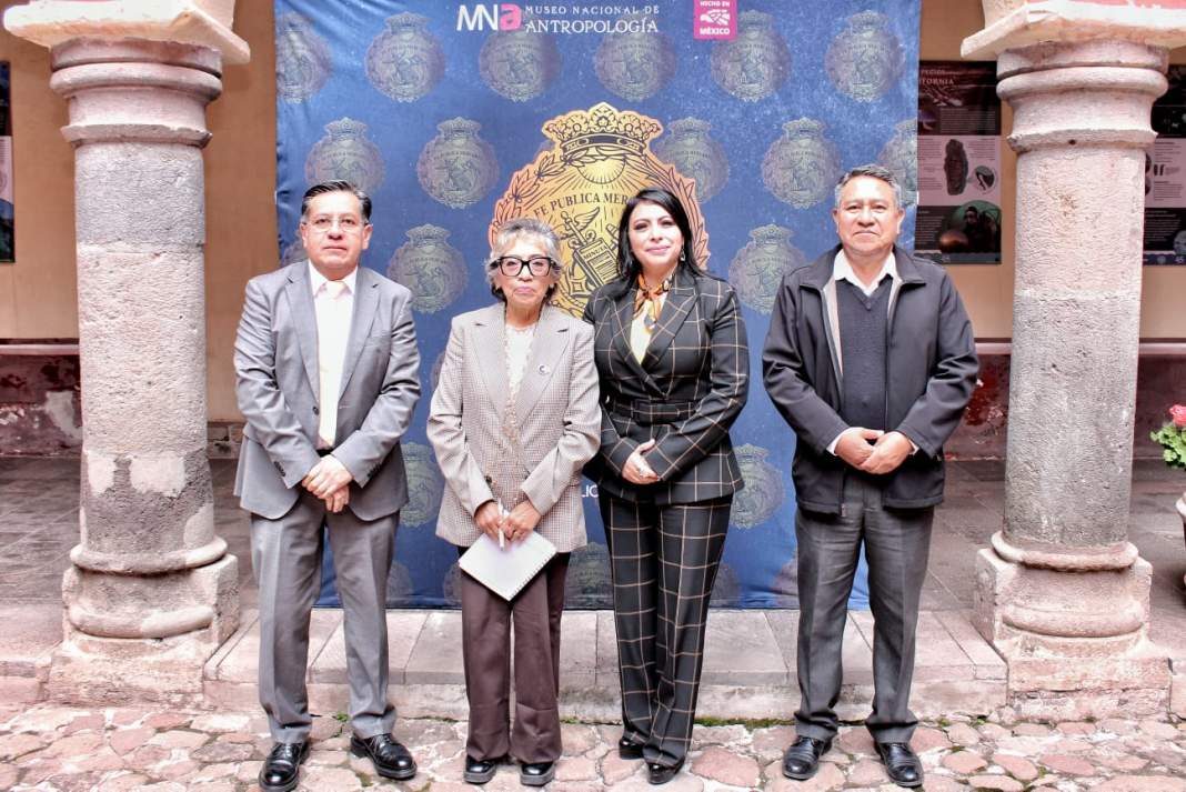 Autoridades durante la conmemoración de la Correduría Pública en Tlaxcala.