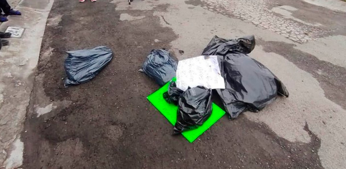 Policías resguardan zona donde fueron halladas bolsas con restos humanos