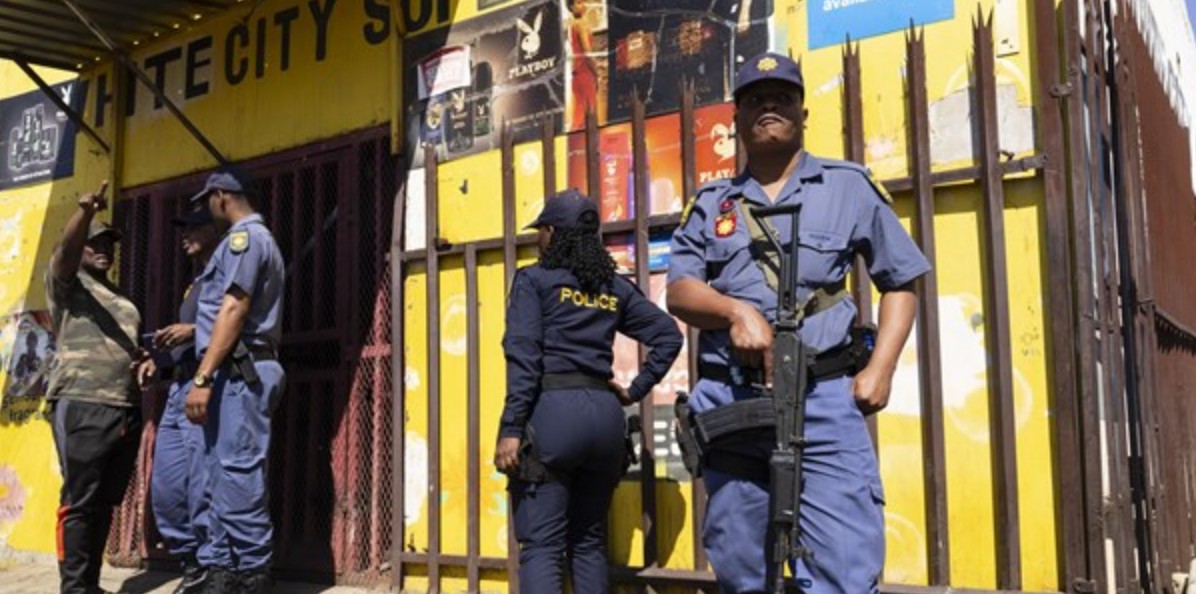 Policía de Sudáfrica durante operativo contra laboratorio de drogas.