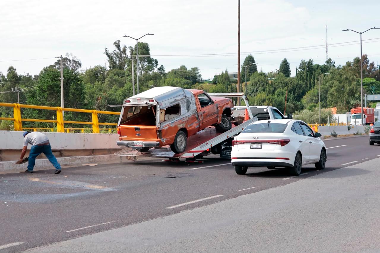 Camioneta volcada en El Molinito, Apetatitlán.