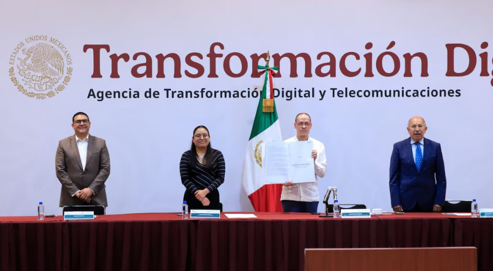 Autoridades durante la firma del Pacto Nacional para digitalizar trámites.