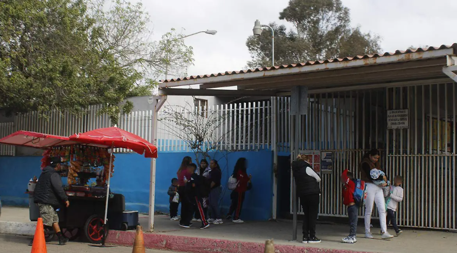 Personal sanitario revisa una cooperativa escolar en Tlaxcala.