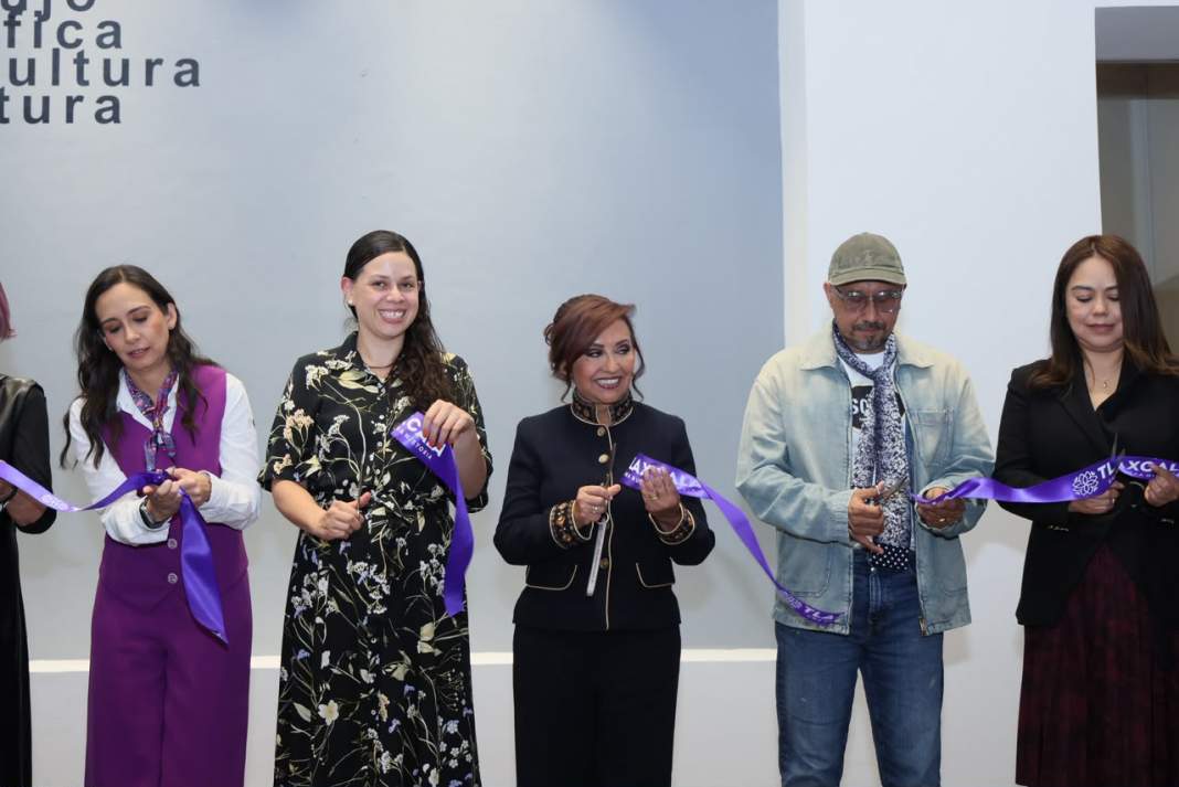 Amador Montes y autoridades durante la inauguración de su exposición en Tlaxcala.
