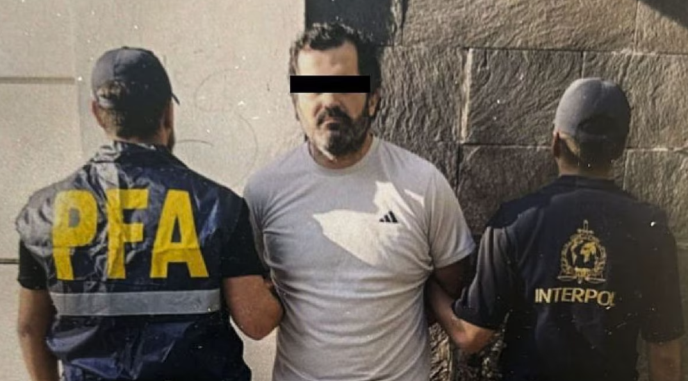 Fernando “N”, exalmirante, llega a México tras ser expulsado de Argentina.