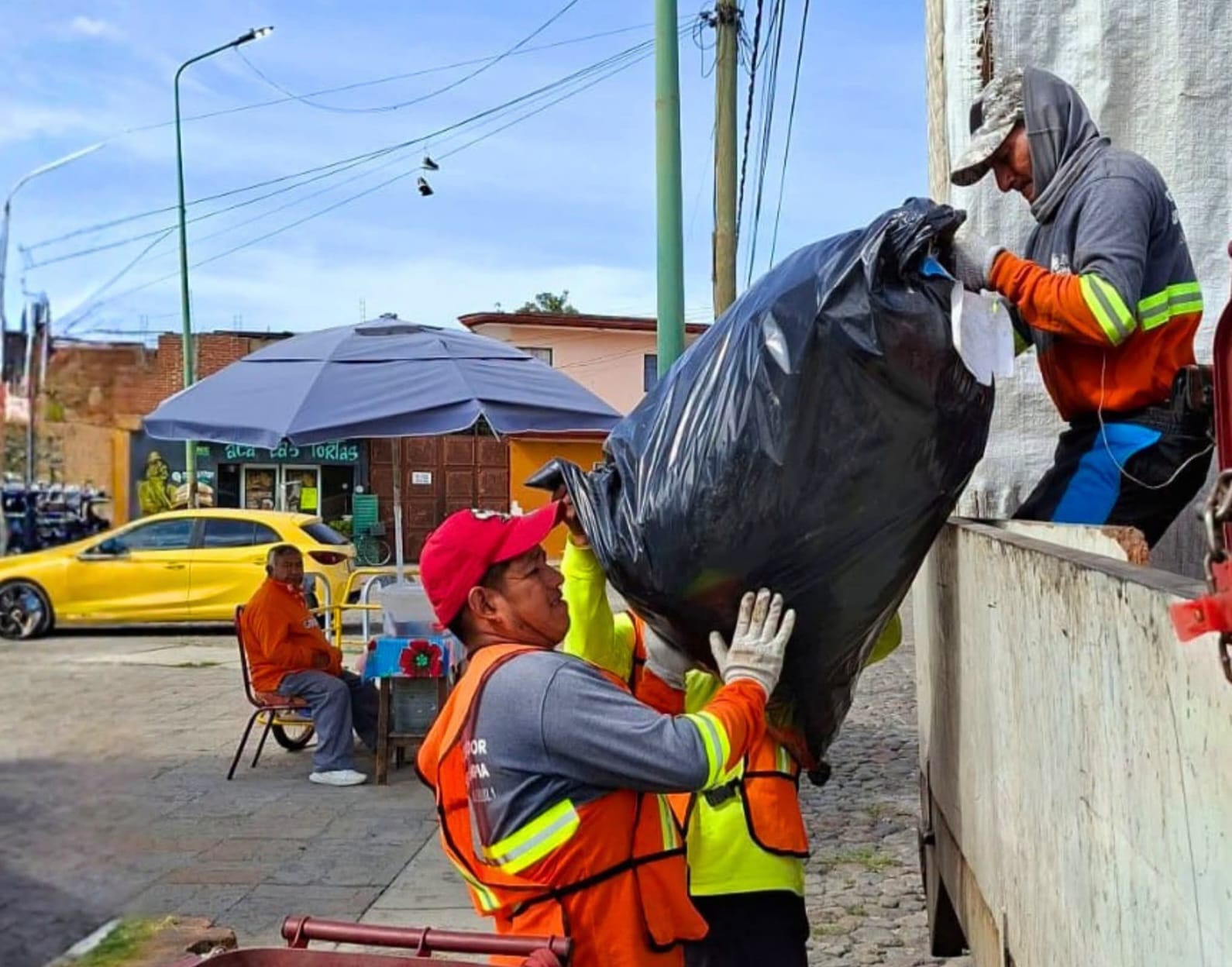 OOSL Cholula fortalece labores de limpieza en 17 calles de San Juan Calvario