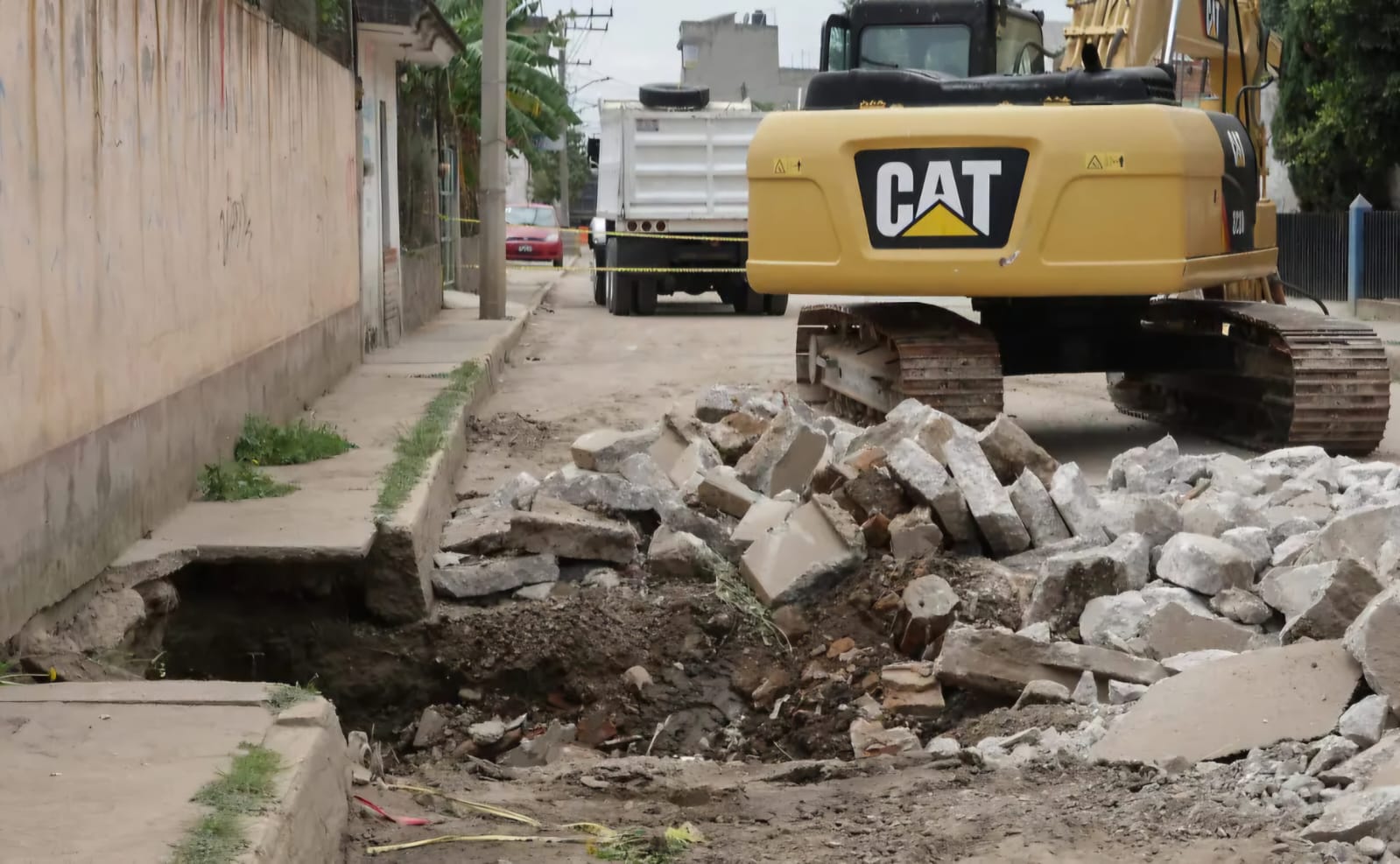 Coronango interviene socavón de San Francisco Ocotlán; vecinos seguirán expuestos a inundaciones