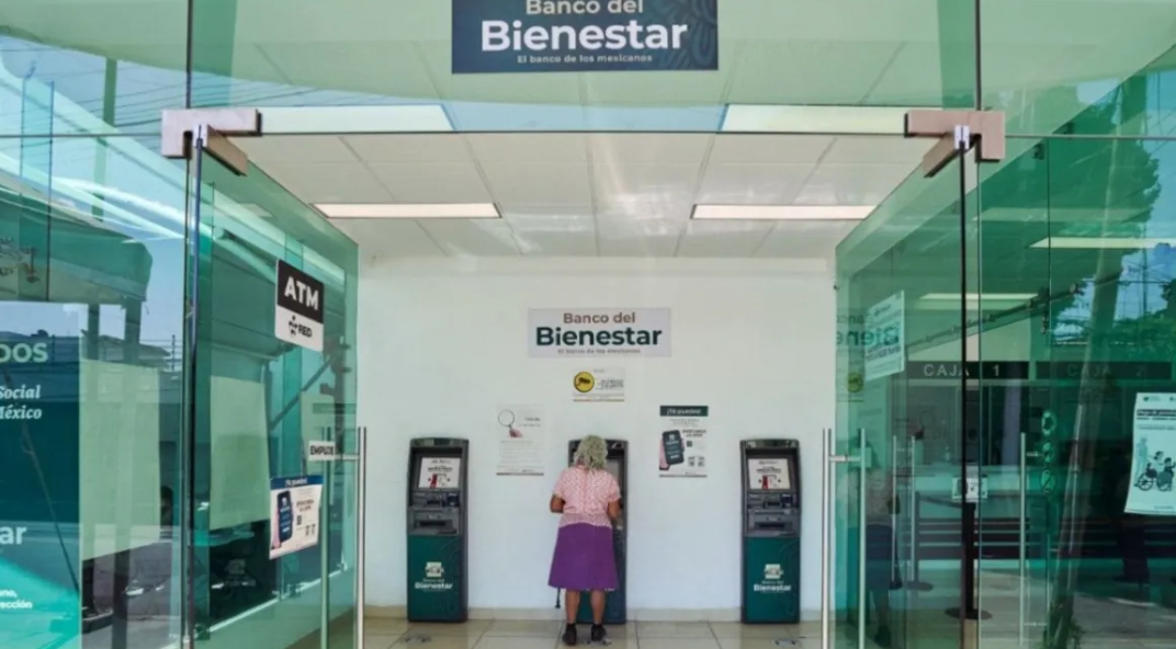Mujer adulta mayor con tarjeta del Bienestar