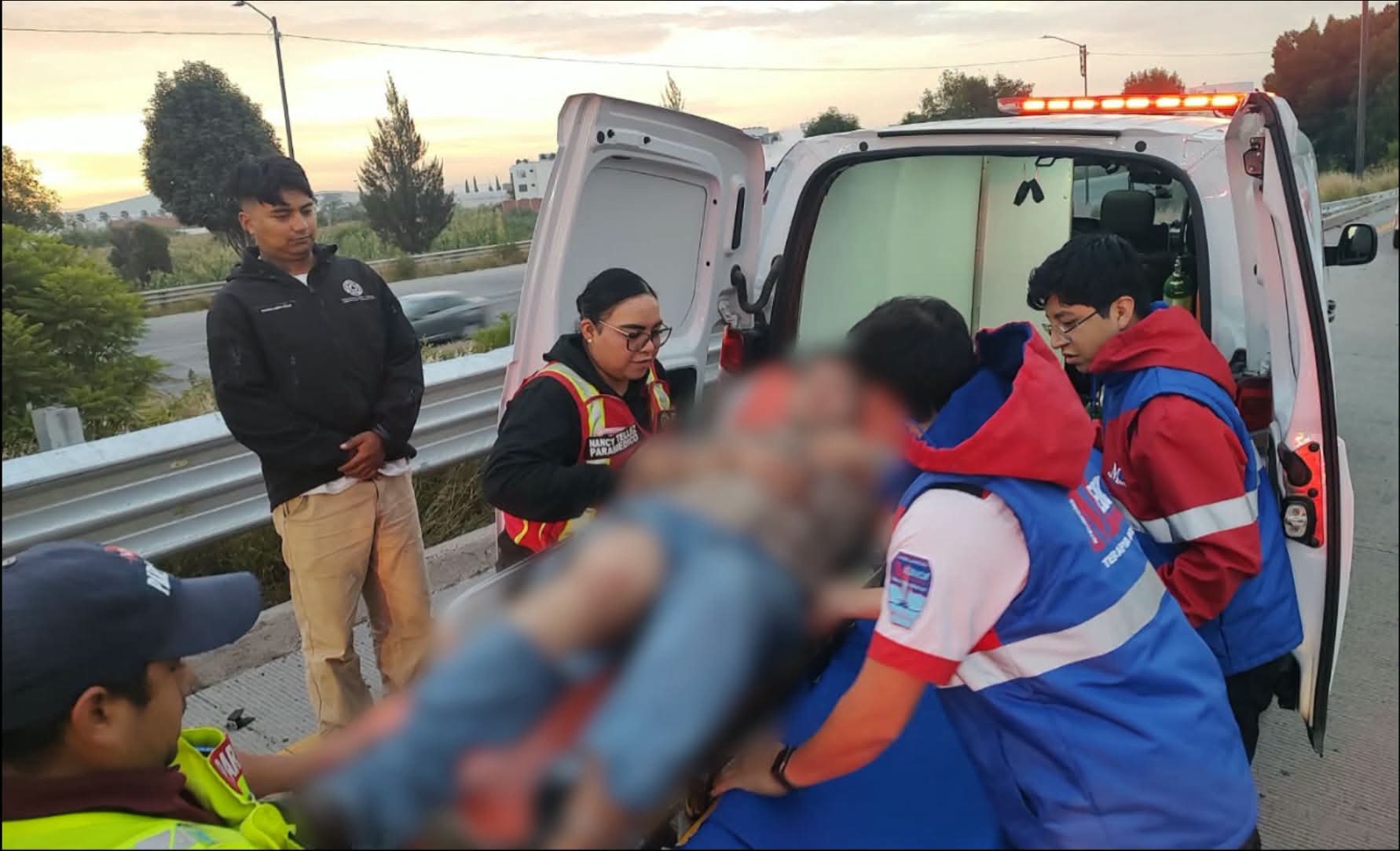 Joven resulta con golpes leves tras volcar su camioneta