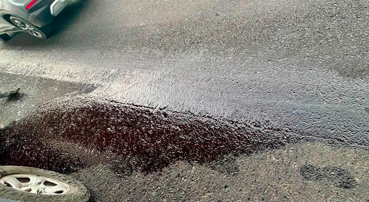 Derrame de aceite genera riesgo en la autopista México-Puebla