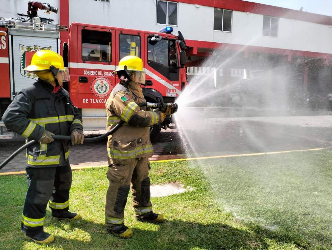 Bomberos de Tlaxcala durante labores de emergencia