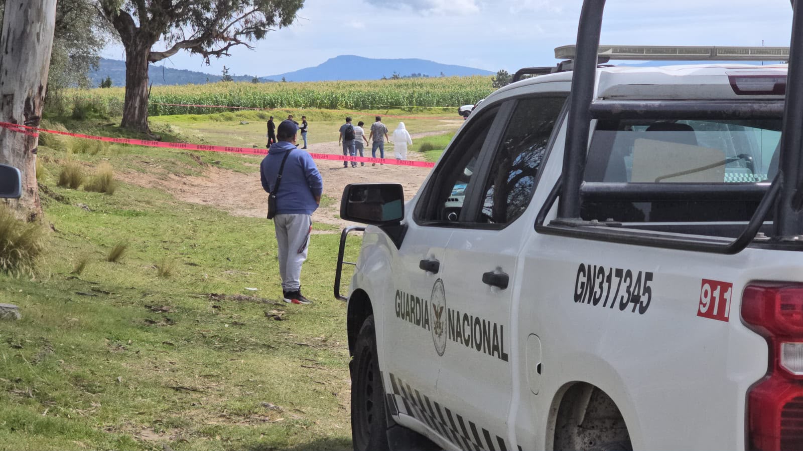 Policías resguardan zona donde fue localizado un hombre sin vida en Muñoz.