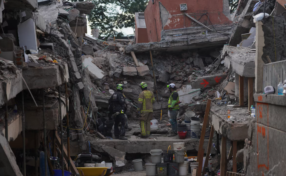 Rescatistas retiran escombros tras el terremoto en Cali, Colombia.