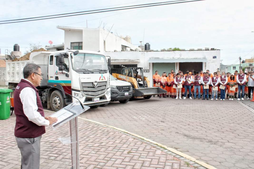 Trabajadores municipales durante la entrega de reconocimientos por la certificación ISO.