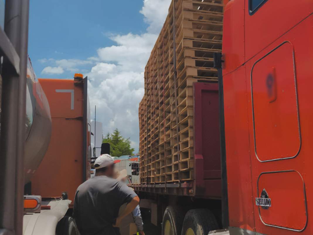Tráiler asegurado con madera en Tlaxco.