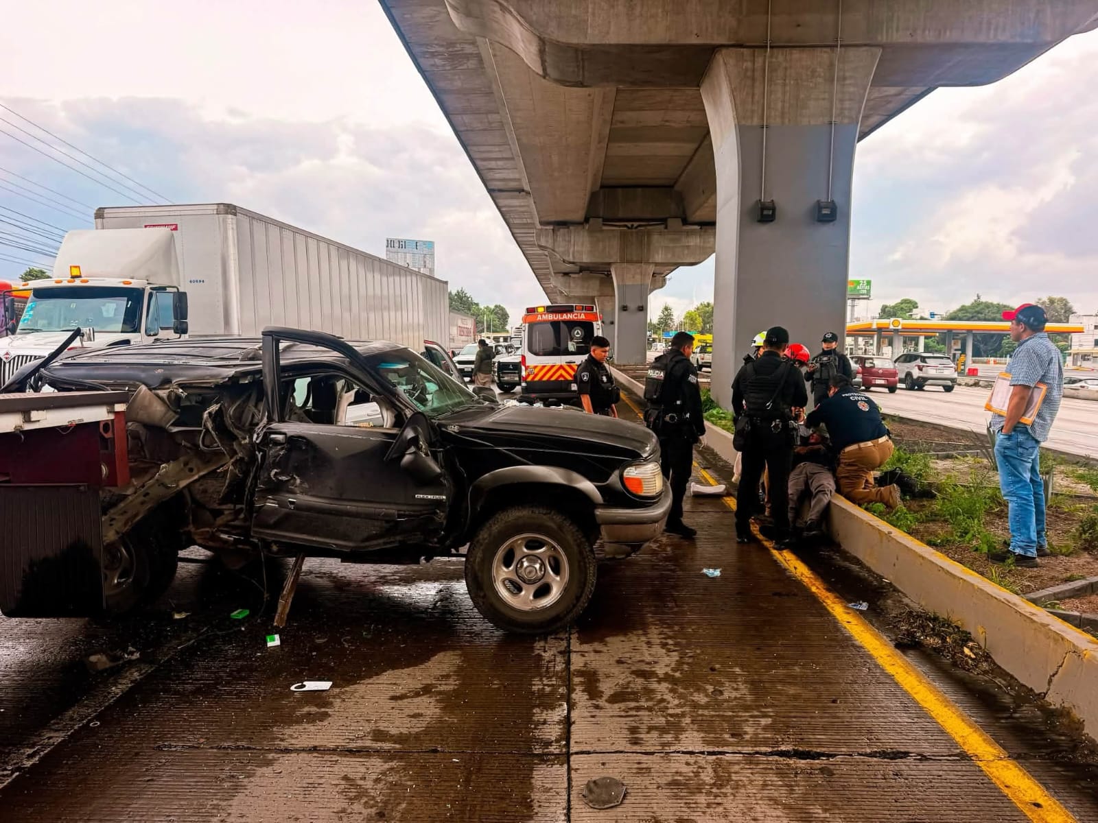 Accidente entre camioneta y tráiler deja dos personas lesionadas en la México-Puebla