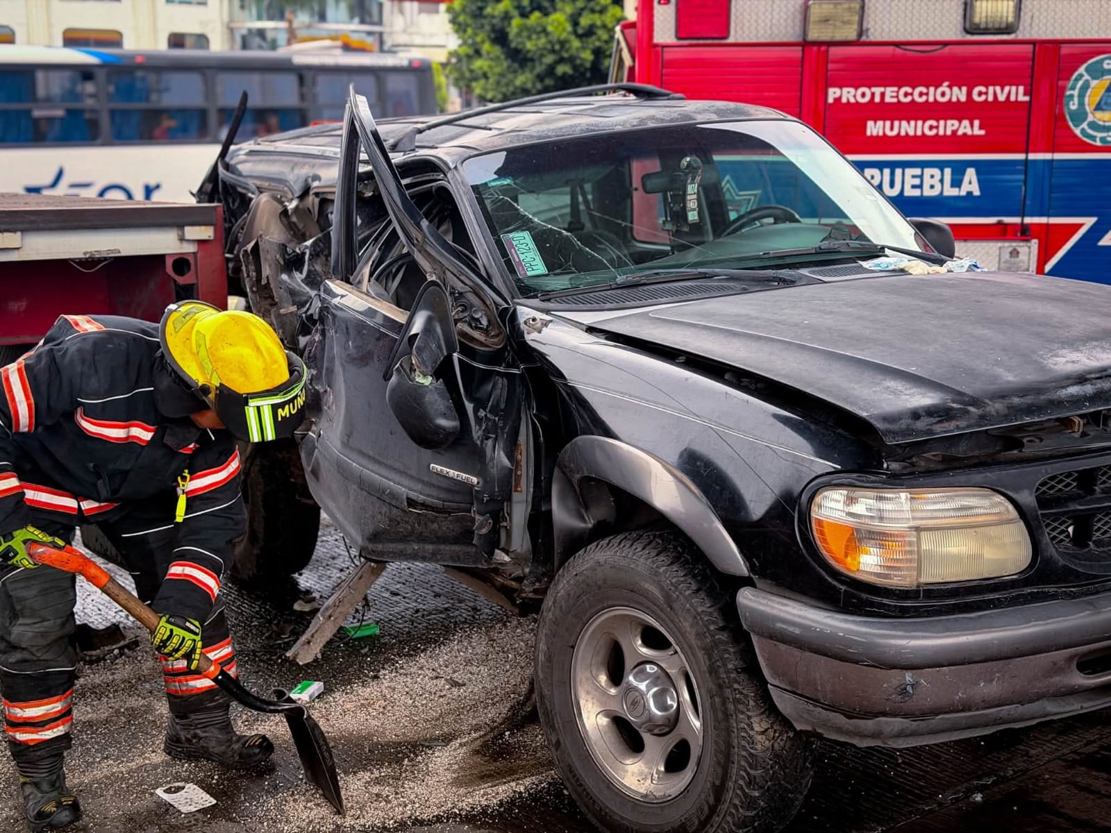 Accidente entre camioneta y tráiler deja dos personas lesionadas en la México-Puebla