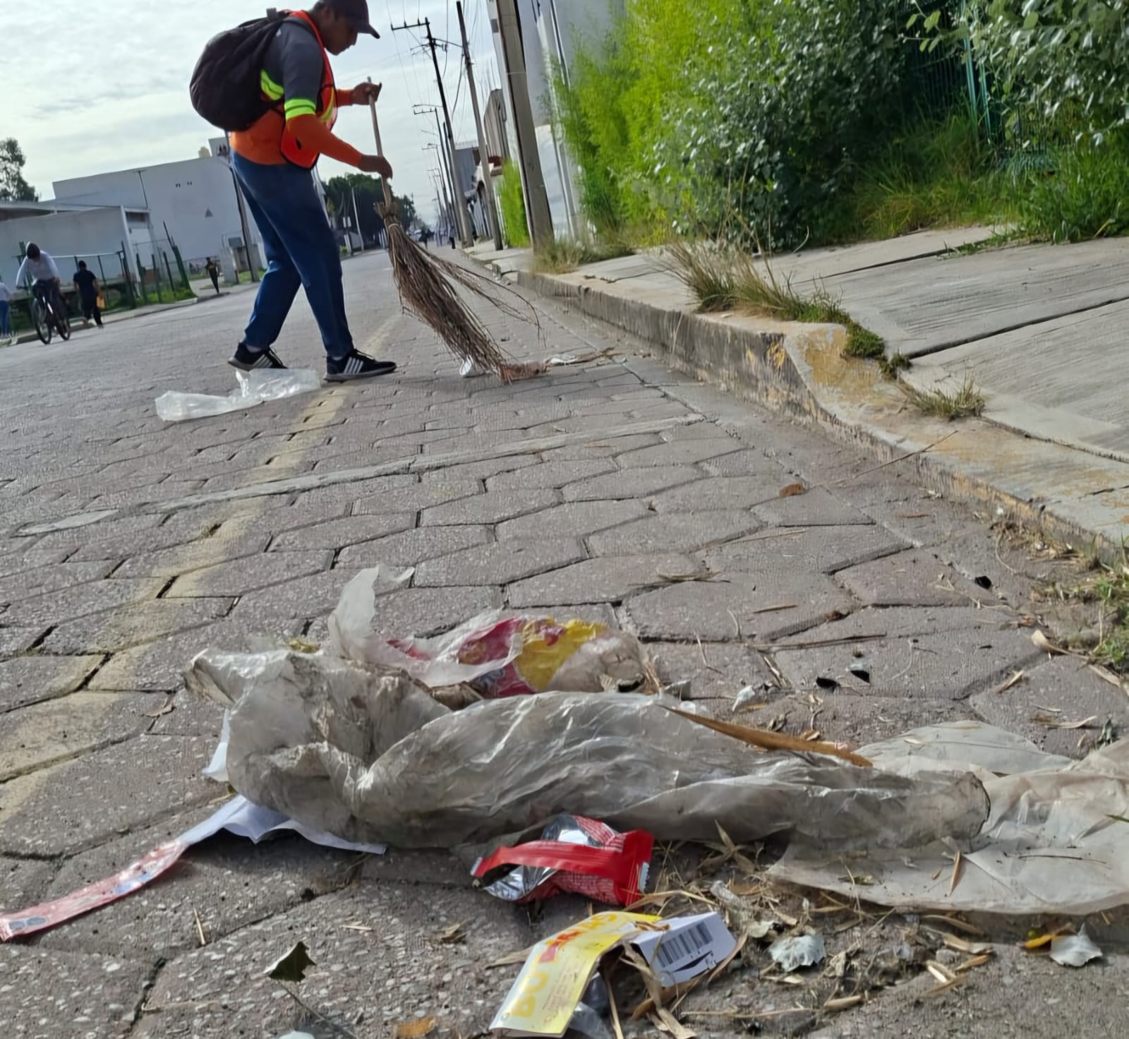 Continúa con éxito el programa “Barriendo tu Calle” en el barrio de San Juan Calvario
