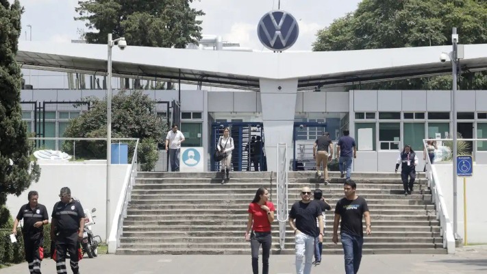 A horas del emplazamiento a huelga Sindicato Volkswagen plantea aumento salarial del 11.63%