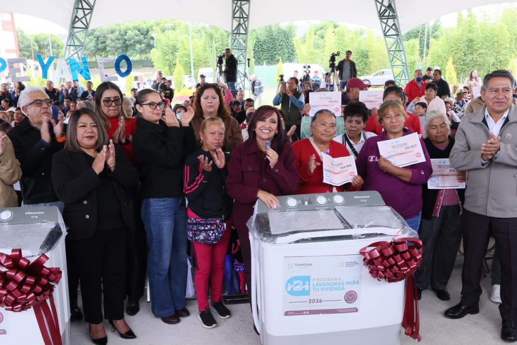 Mujeres reciben lavadoras del programa de Bienestar en Tlaxcala.