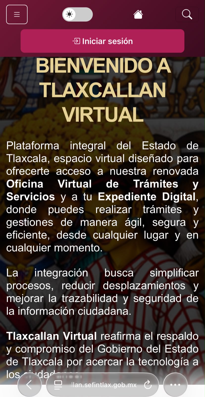Persona realizando un trámite en Tlaxcallan Virtual desde una computadora
