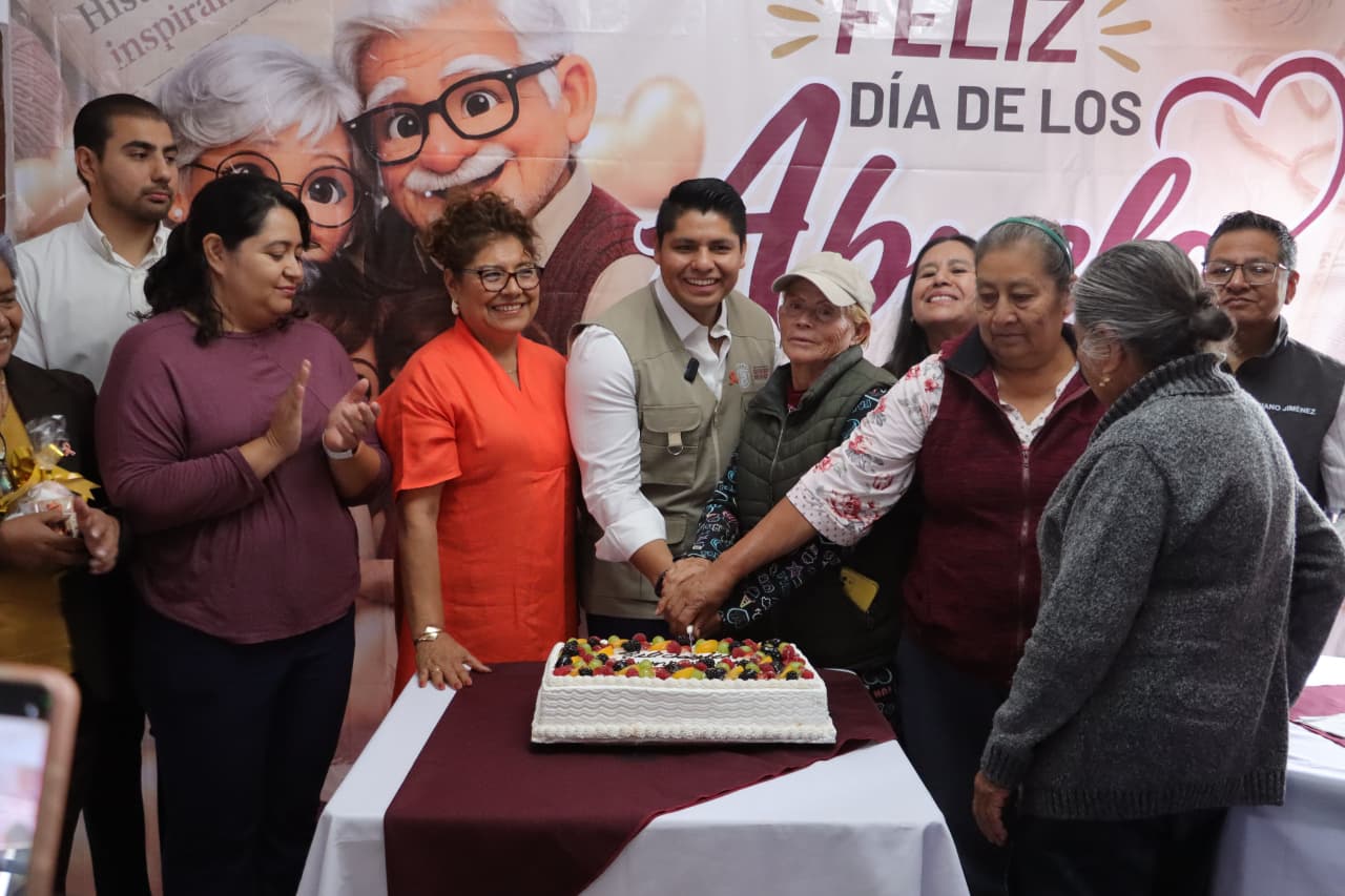 Omar Muñoz y Tere Alfaro celebran a los abuelitos de Chautenco