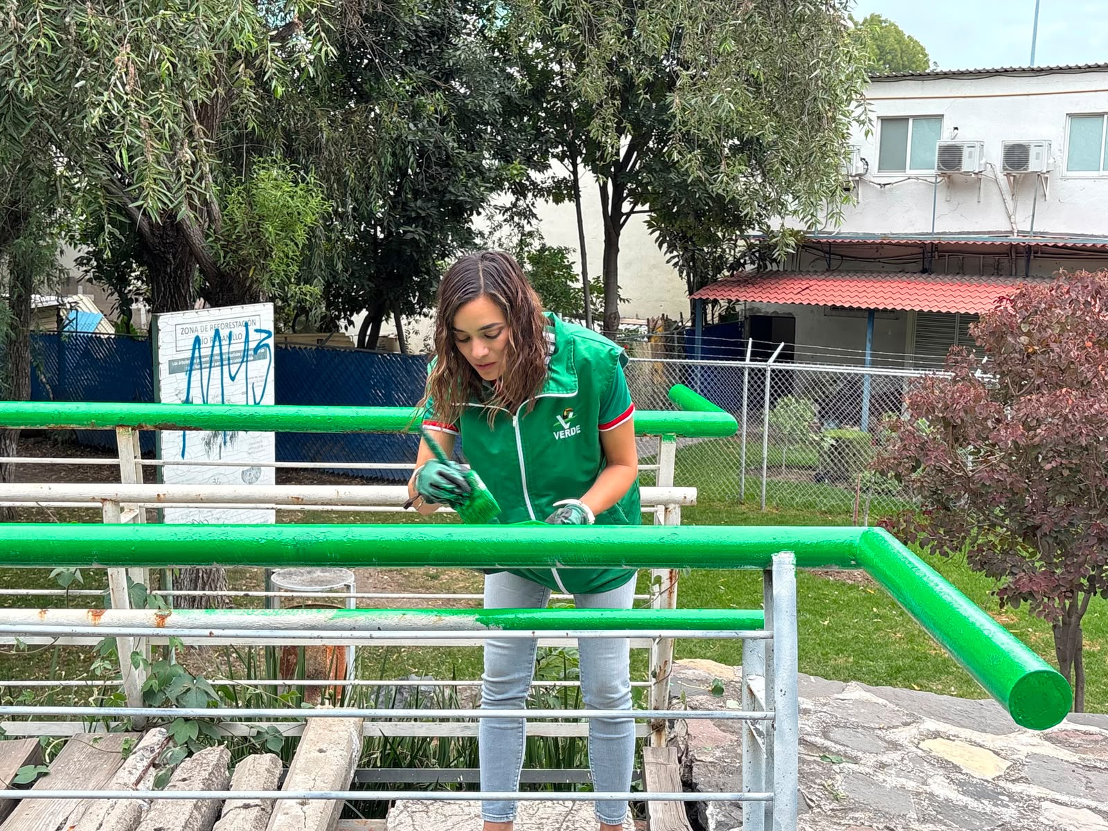 Con más de 150 árboles Carolina Fernández Fabre fortalece áreas verdes de Momoxpan