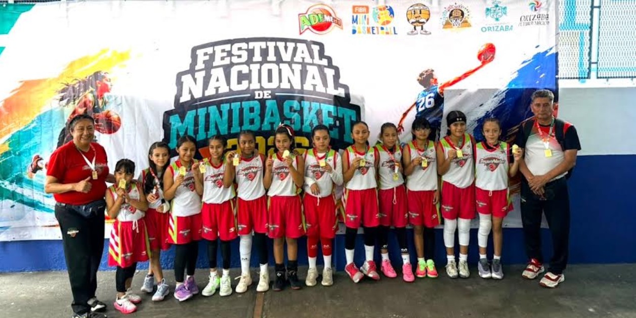 Equipo Bayonnetas Puebla celebra campeonato nacional de básquetbol