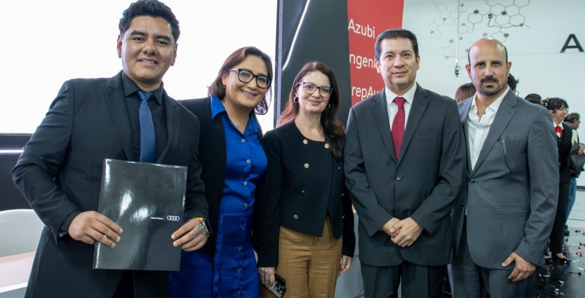 Estudiantes de la UTP durante su graduación
