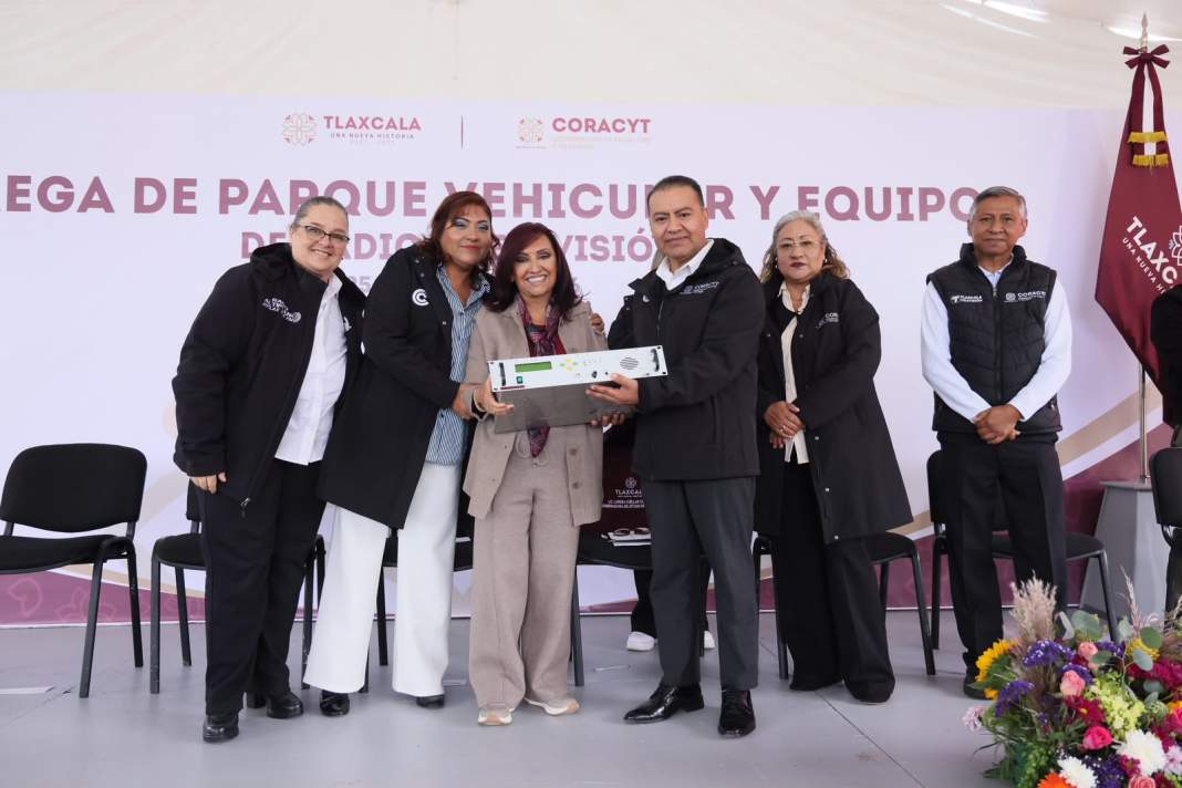 Lorena Cuéllar entrega vehículos y equipo nuevo a Coracyt.